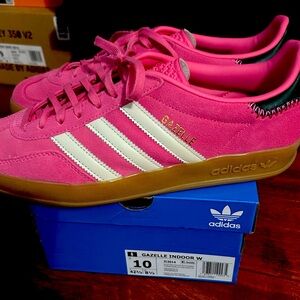 New. Worn once. Adidas gazelle. Women’s size 10. Pink and white.